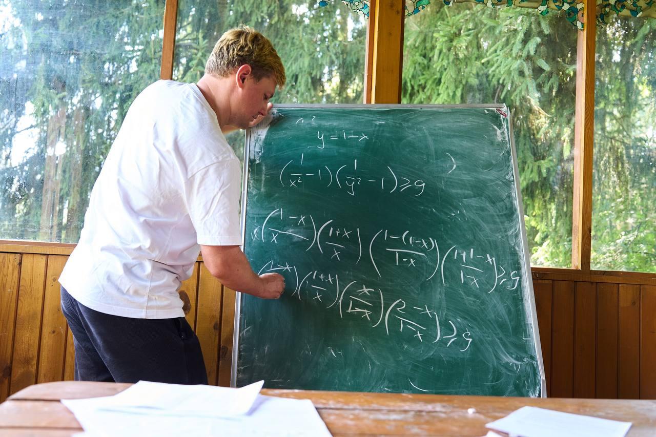 Решение у доски на занятии в лагере